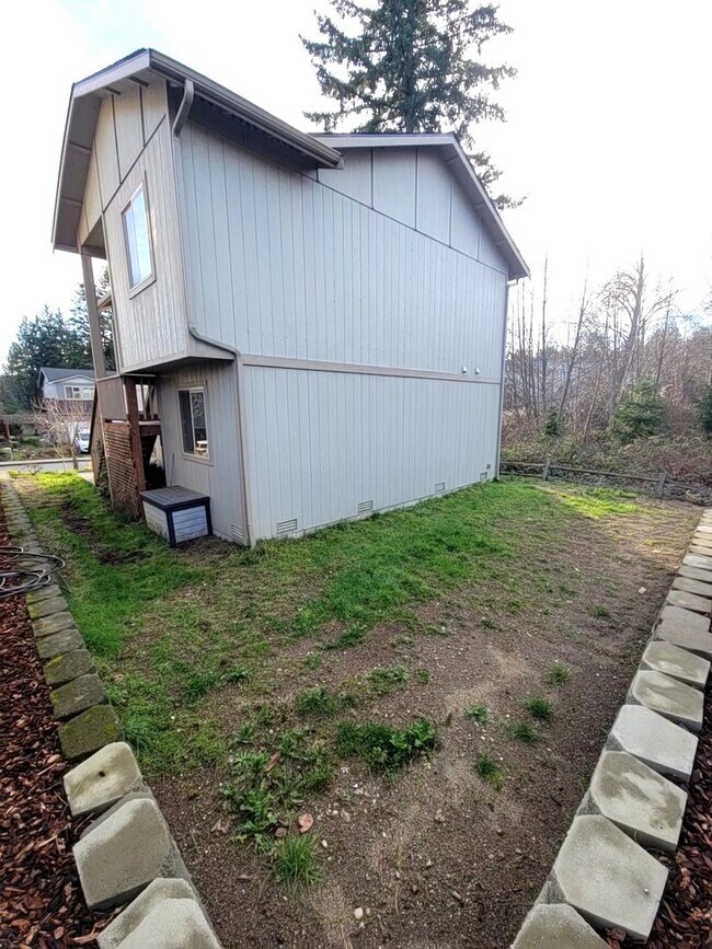 Building Photo - Large 4 Bed Split, Available Now! Pets Okay!