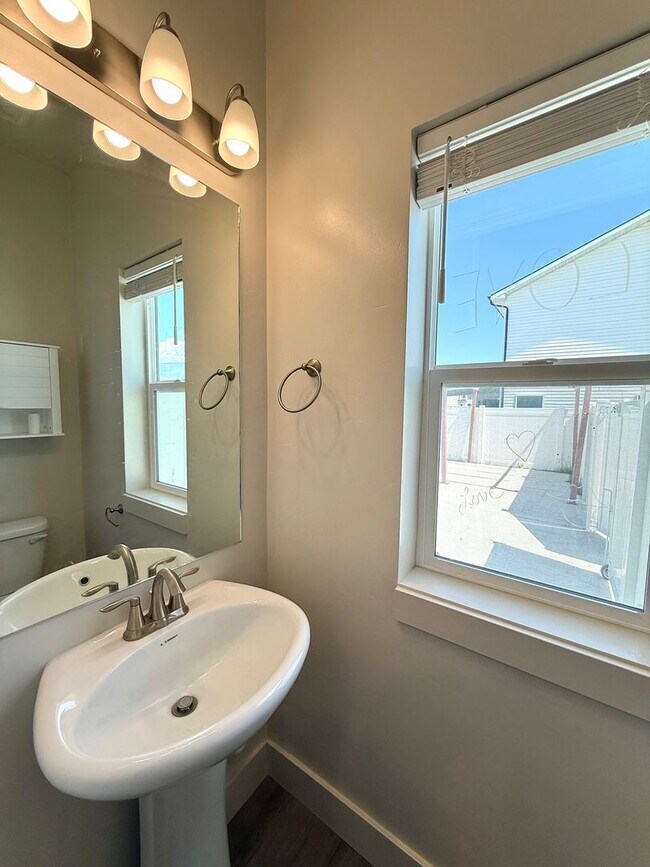 Building Photo - 4 bedroom 2.5 bath Plain City House