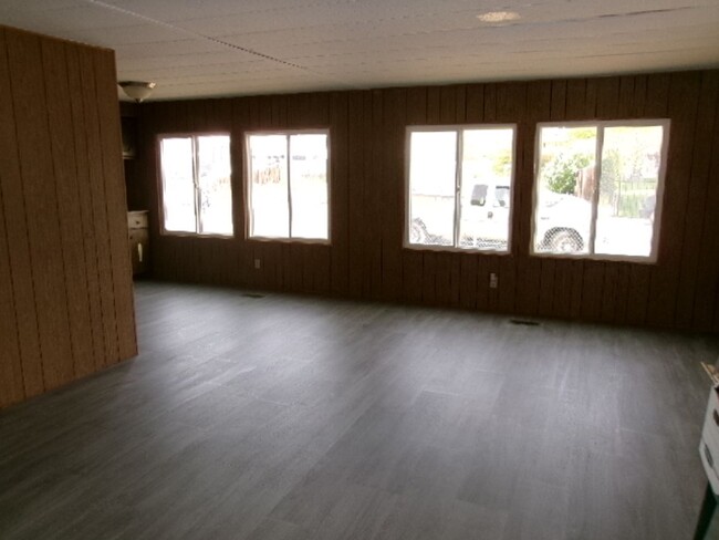 Building Photo - Large 1700 SF 3 bed 2 bath home