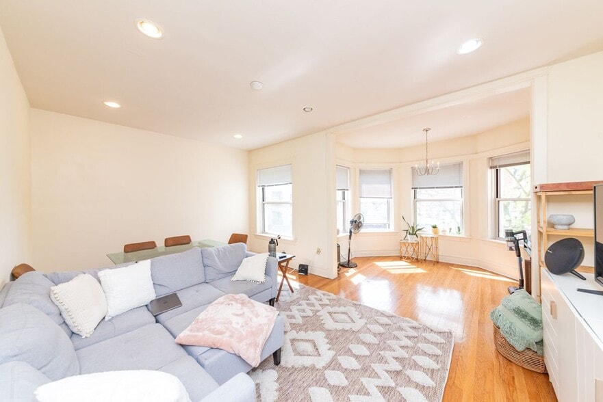 Building Photo - 3415 N Elaine Pl