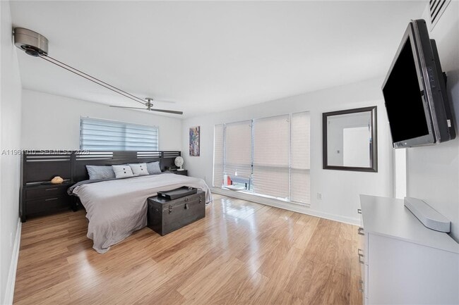 Building Photo - 9971 W Bay Harbor Dr