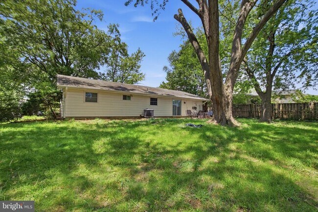 Building Photo - 1402 N Amelia St