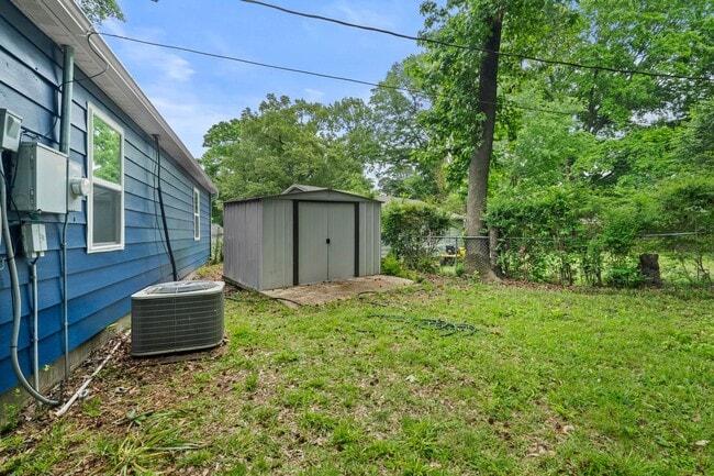 Building Photo - 102 Pine Cir