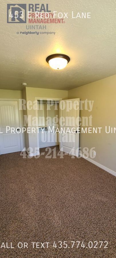 Building Photo - 453 E Red Fox Ln