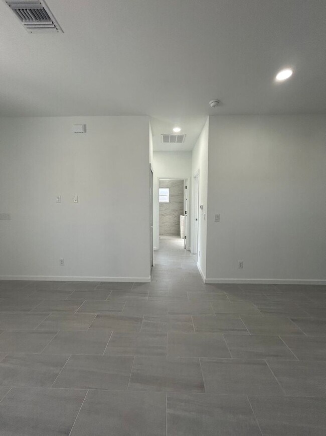 Building Photo - 1142 Heron St