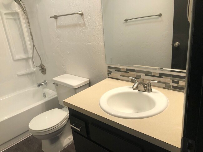 Building Photo - Updated 2 bedroom 1.5 bathroom duplex!