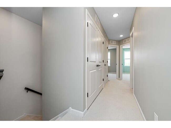 Building Photo - 848 S Woodlawn Ave