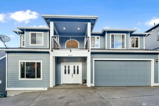 Building Photo - 3-Bedroom Apartment with Fenced Backyard N...