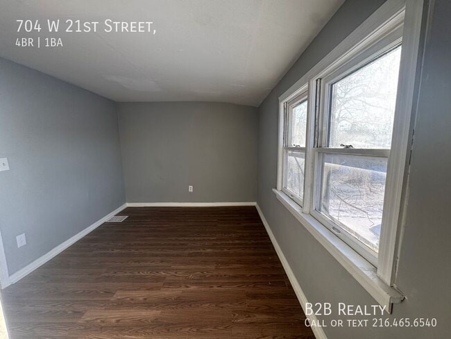 Building Photo - 704 W 21st St