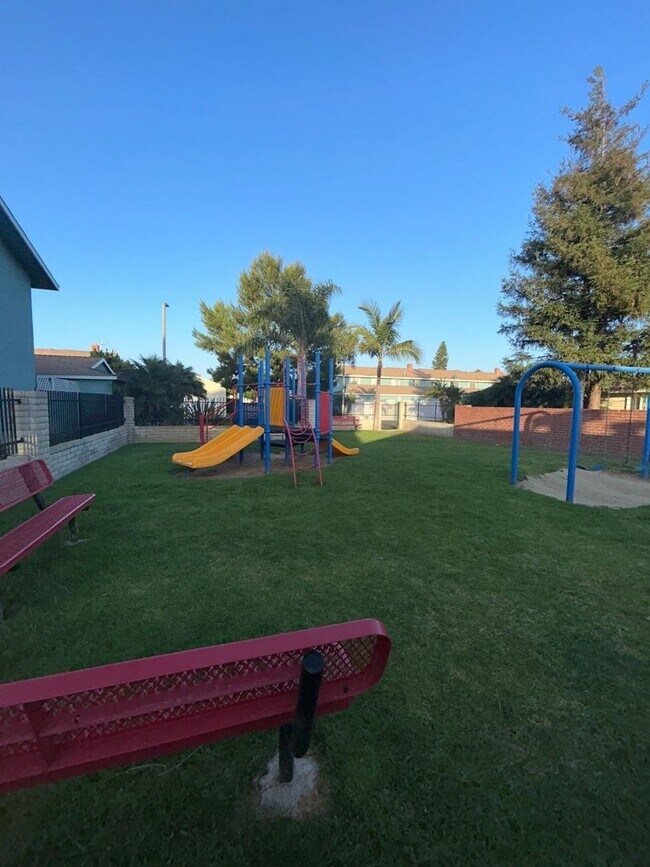 Building Photo - Spacious Home for Rent in Fountain Valley