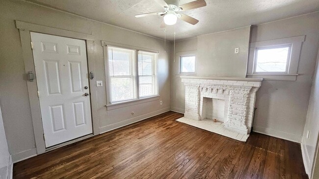 Building Photo - Lots of Room!