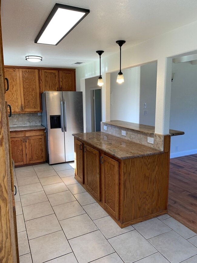 Building Photo - Country Home!