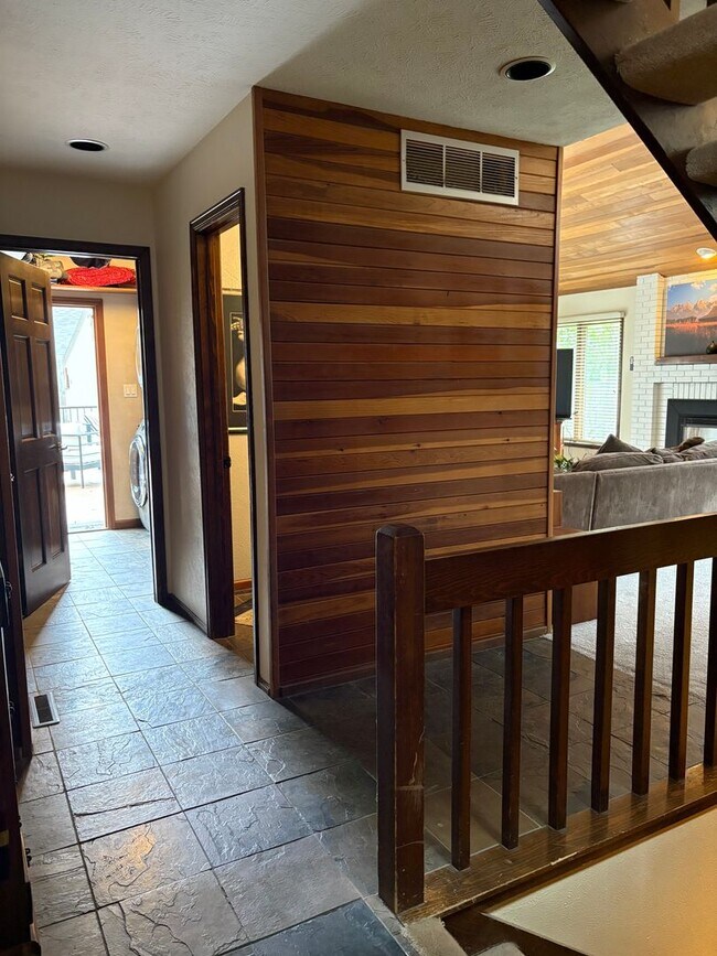 Building Photo - 4 Bed 2.5 Bath Home in North Boulder With ...