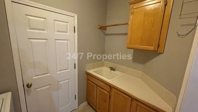 Building Photo - Inviting 3 BD | 2.5 BA Home w/ Massive Bac...