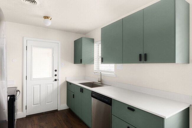 Building Photo - **Remodeled 2/1 Duplex in Southeast Austin – Modern Style, Open Layout, and Prime Location!**