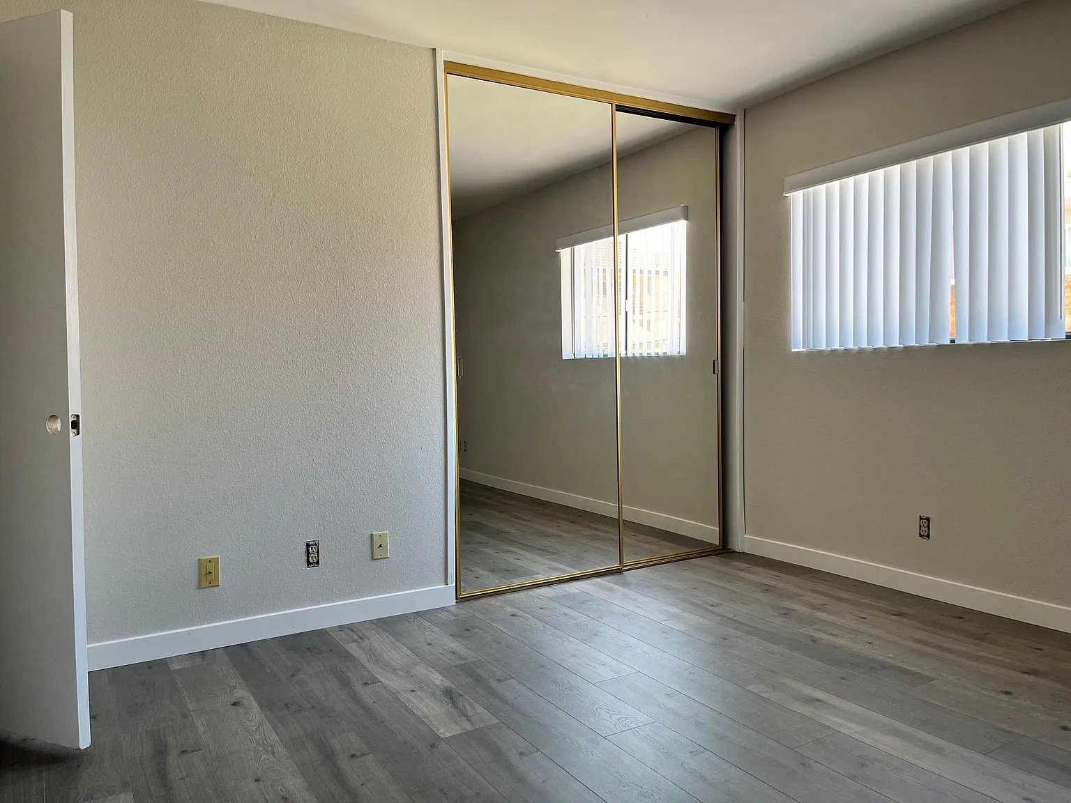 Building Photo - 544 E Tujunga Ave