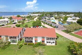 Building Photo - 4852 Independence Dr