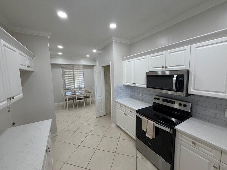 Building Photo - 8550 Kingbird Loop