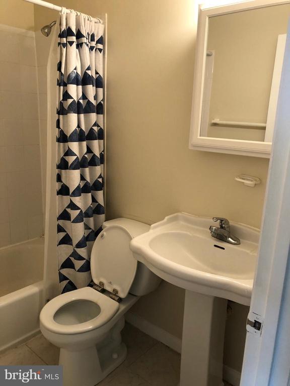 Building Photo - 104 Lark Ln