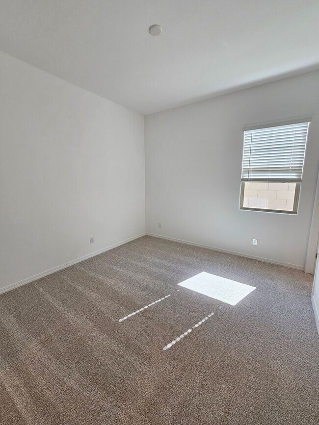 Building Photo - Wonderful new build with family fun amenities