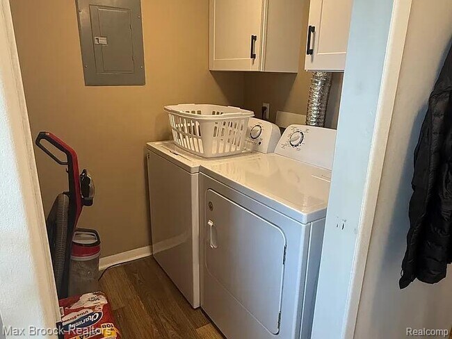 Building Photo - 42556 Plymouth Hollow Dr