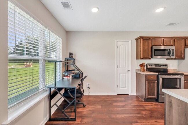 Building Photo - AVAILABLE NOW! (Pet Friendly)
