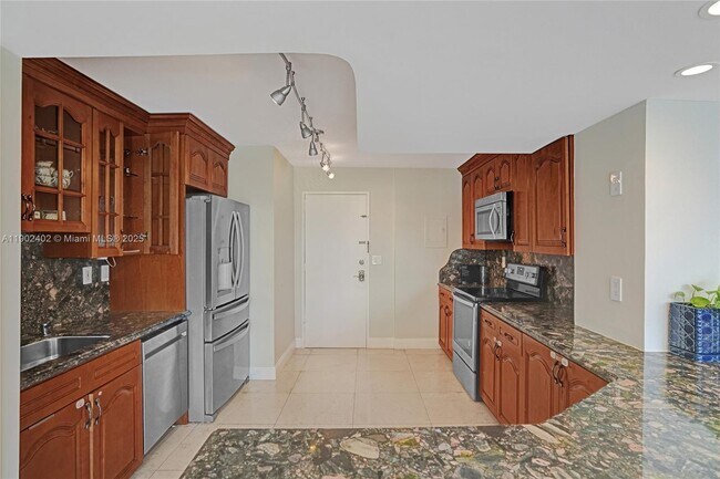 Building Photo - 9800 W Bay Harbor Dr