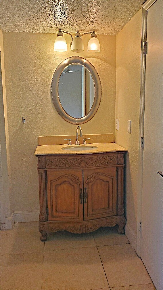 Building Photo - 01 + Den water included - Frist Floor unit...