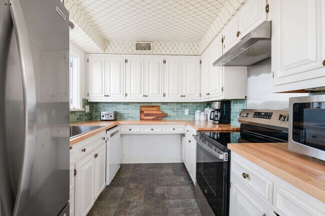 Building Photo - 1850 Castellana Rd