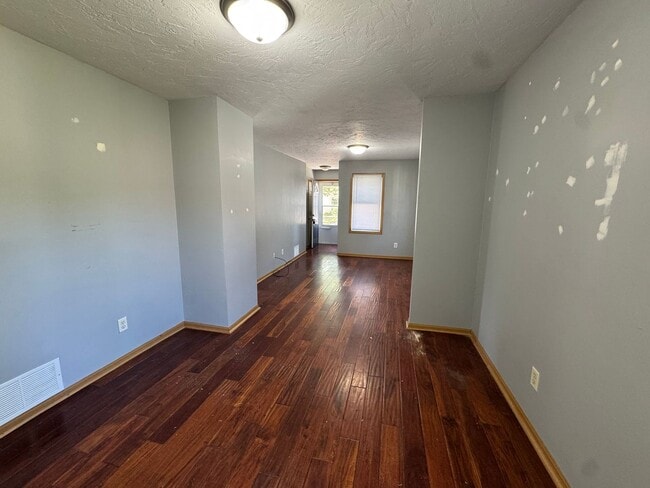 Building Photo - Updated 2 Bedroom Home with Central Air, H...