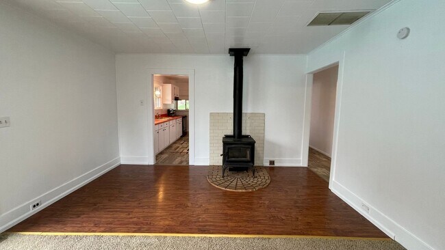 Building Photo - Country Living Home On Over Half An Acre! ...