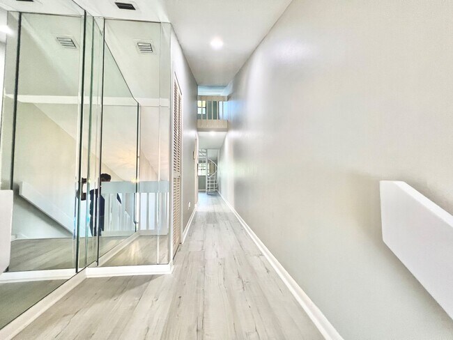 Building Photo - 8805 Lateen Ln