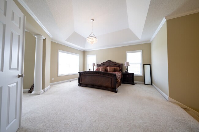 Building Photo - 727 Aster Rd