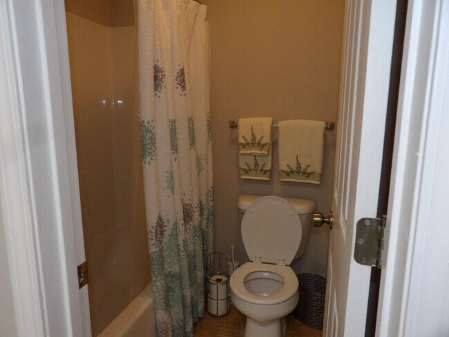 Building Photo - 4622 Greenbriar Dr