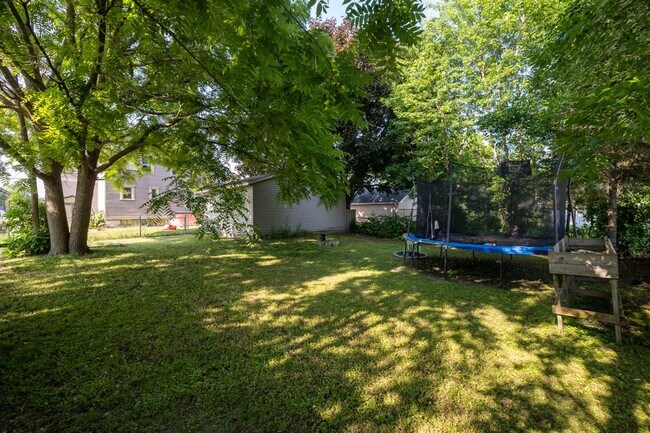 Building Photo - For Rent: 5 bed / 2 bath home in Oshkosh