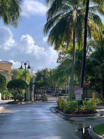 Building Photo - 1700 Crestwood Ct S