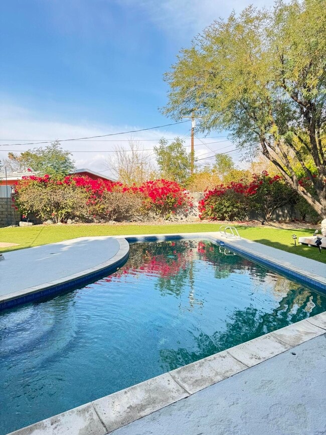 Building Photo - 30620 Pauline Ave