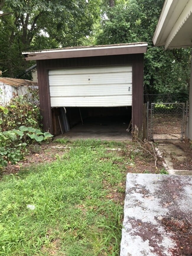 Building Photo - 2 Bed 1 Bath Home