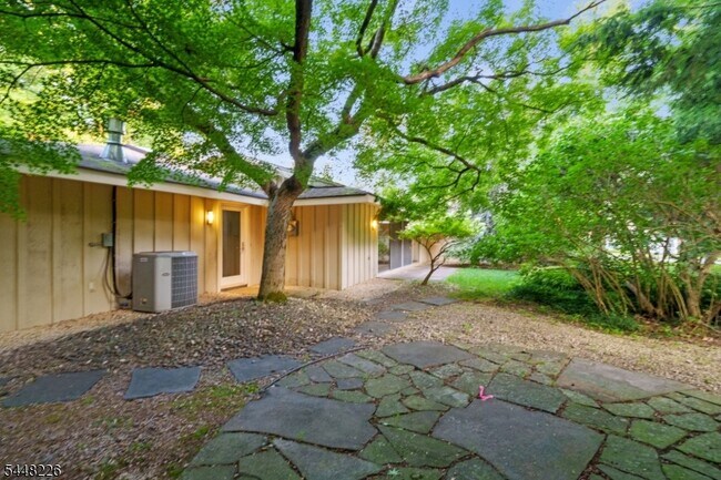 Building Photo - 29 Wayside Pl