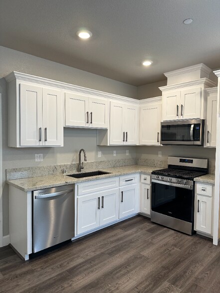 Building Photo - 3040 Vaughn Wy