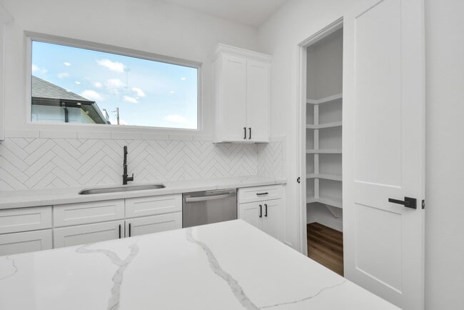 Building Photo - 3036 Live Oak St