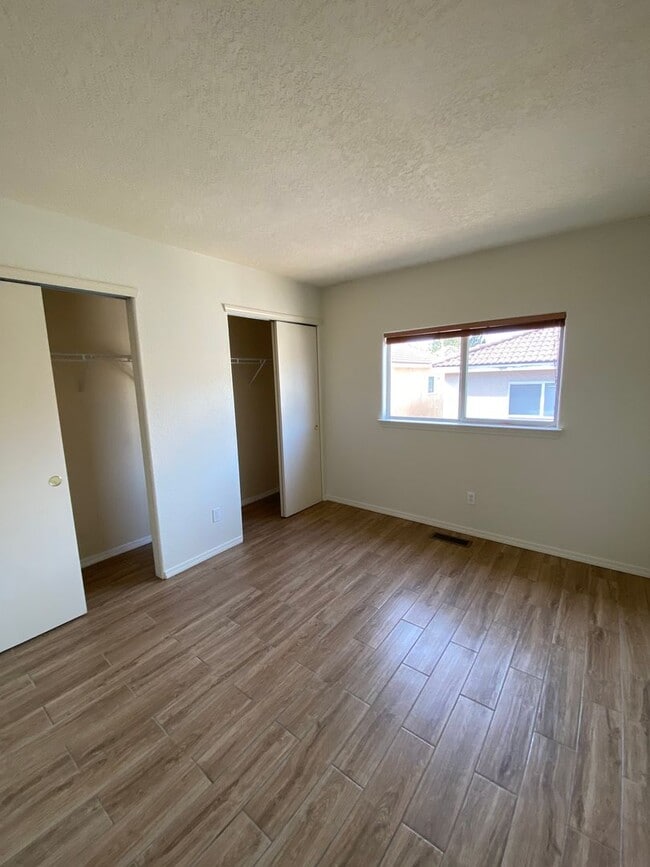 Building Photo - 3 bed 2.5 bath