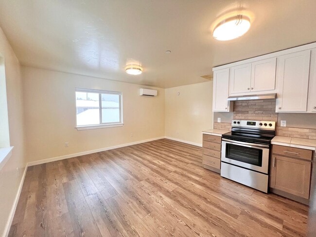 Building Photo - 1/1 Apartment in the heart of Sisters, OR!