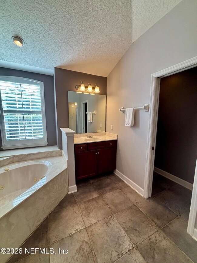 Building Photo - 11827 Crusselle Dr