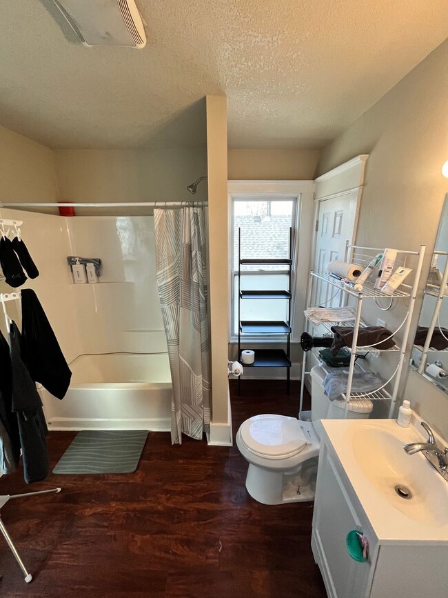 Building Photo - Stunning 4 Bed Home West of Drake