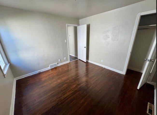 Building Photo - Single Family Home 3 beds 2 bath Available Now!