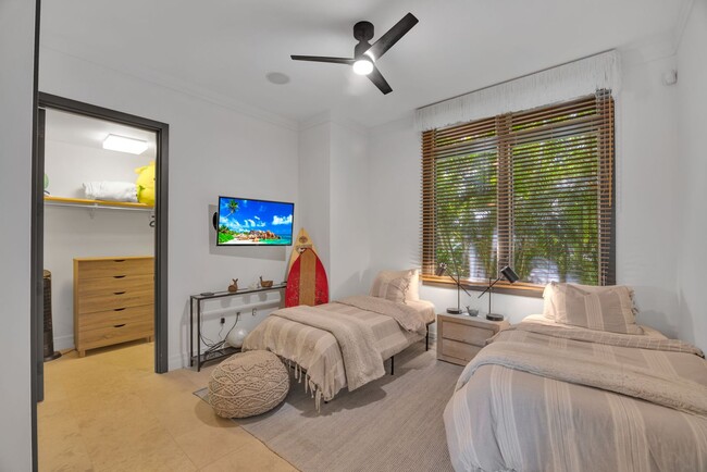 Building Photo - Luxury 3-Bed Condo at Coconut Grove. Ocean Views. Nov 1