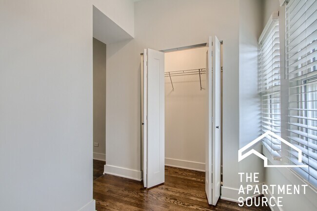 Building Photo - 1452 W Irving Park Rd