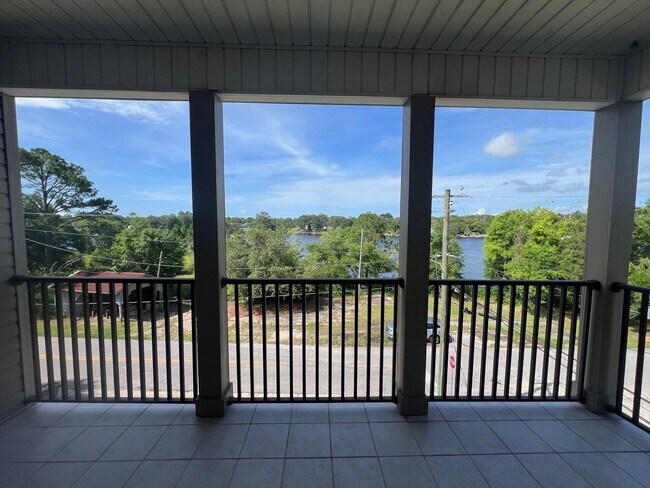 Building Photo - 1147 N Bayshore Dr