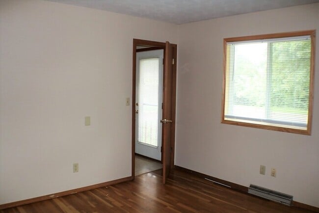 Building Photo - $2,200 | 4 Bedroom, 2 Bathroom House | No ...